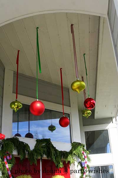 Decora con bolas de navidad colgadas - LaCelebracion.com